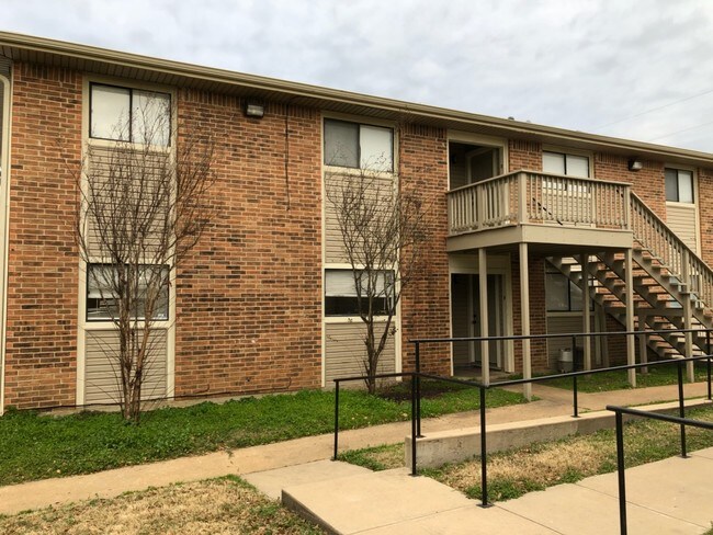 Front of building - 802 W 2nd St