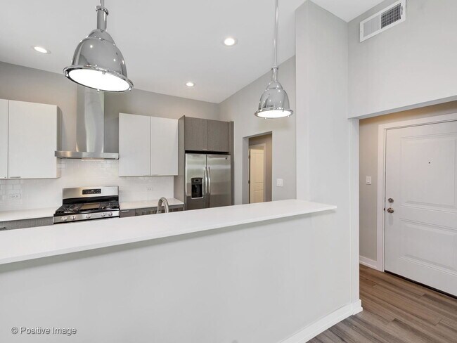 Foto del edificio - 3945 N Greenview Ave
