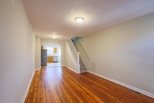 Building Photo - Updated 3bdrm 1bath in the middle of Greektown!!!