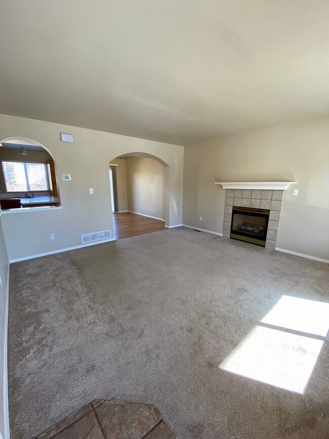 Foto del edificio - ***Available for immediate move in upon approval*** 3 bed, 2.5 bath close to Ft Carson