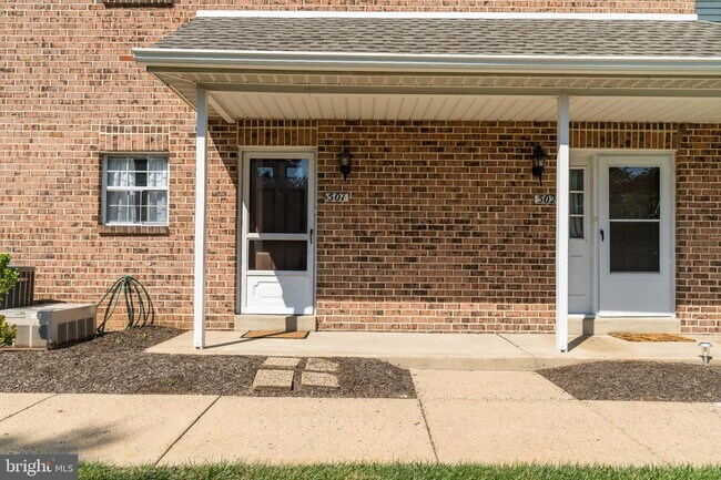 Building Photo - 501 Valley Glen Rd