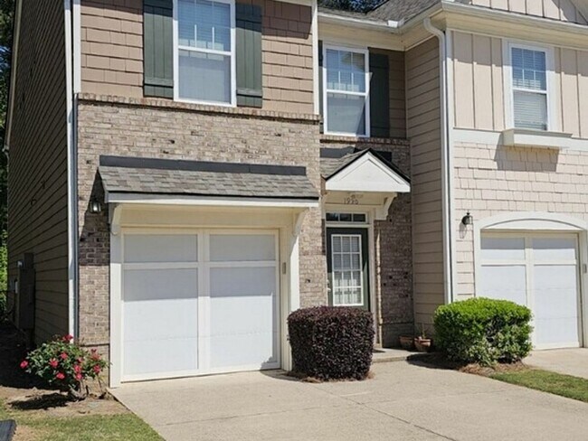 Foto del edificio - Great Location & Recently Updated Townhome...
