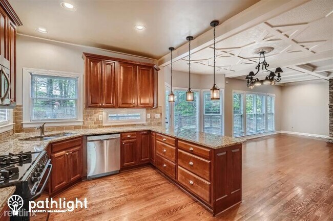 Building Photo - 5 br, 2.5 bath House - 1785 Millside Terra...