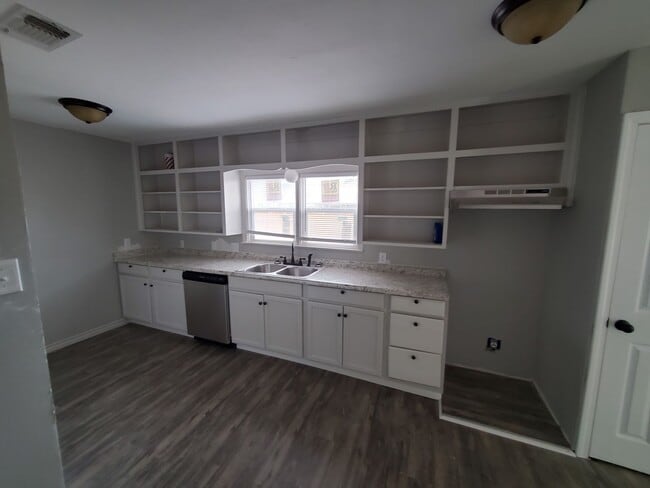 Building Photo - Large remodeled 3 bedroom home with open k...