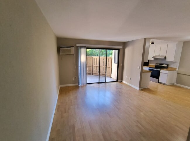 Building Photo - Lower Unit In Scripps Woods