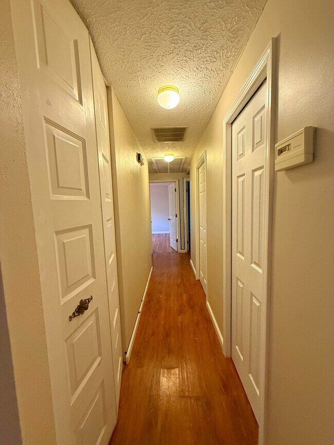 Building Photo - 3450 Ellenwood Ct NE