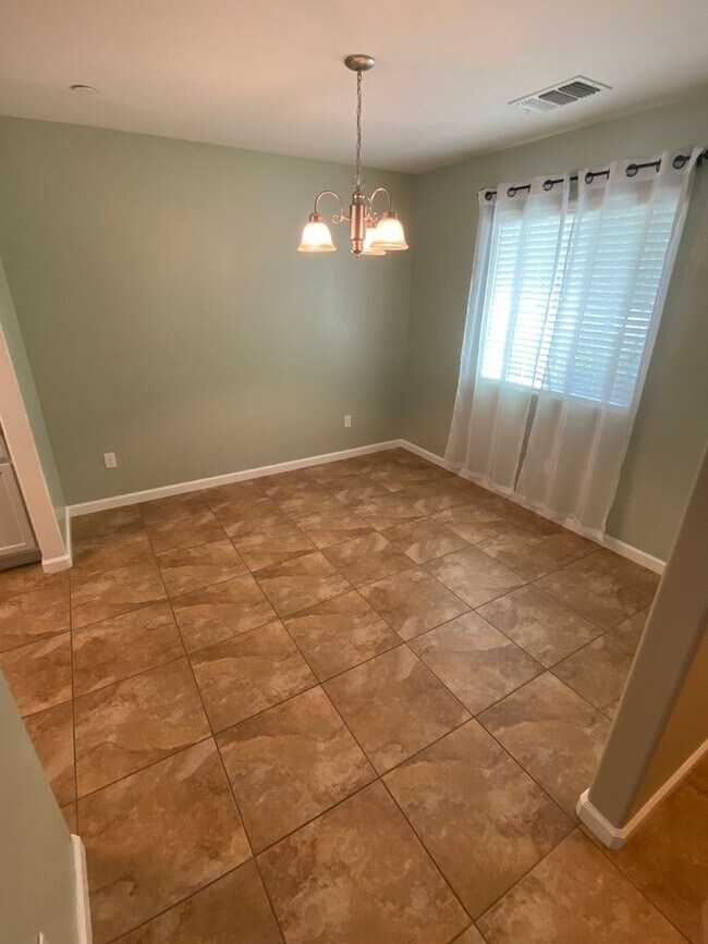 Building Photo - Lovely Home for rent in Visalia, Ca