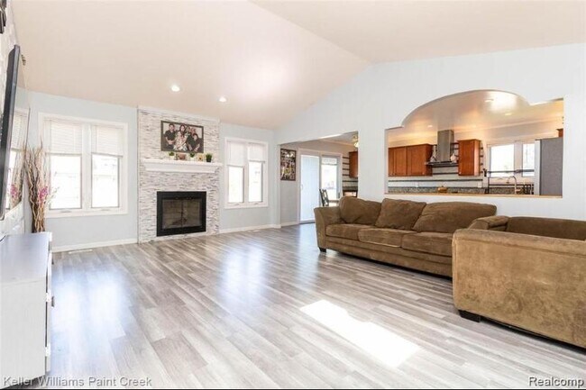 Foto del edificio - 28169 Kingswood Ct