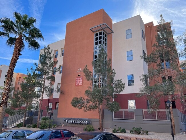 Building Photo - 1 bed, 1 bath condo in guard gated community!