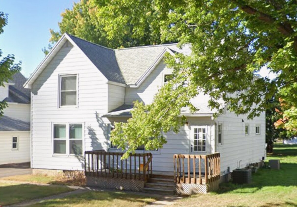 Primary Photo - 2 Bedroom / 1 Bathroom - Lower Unit