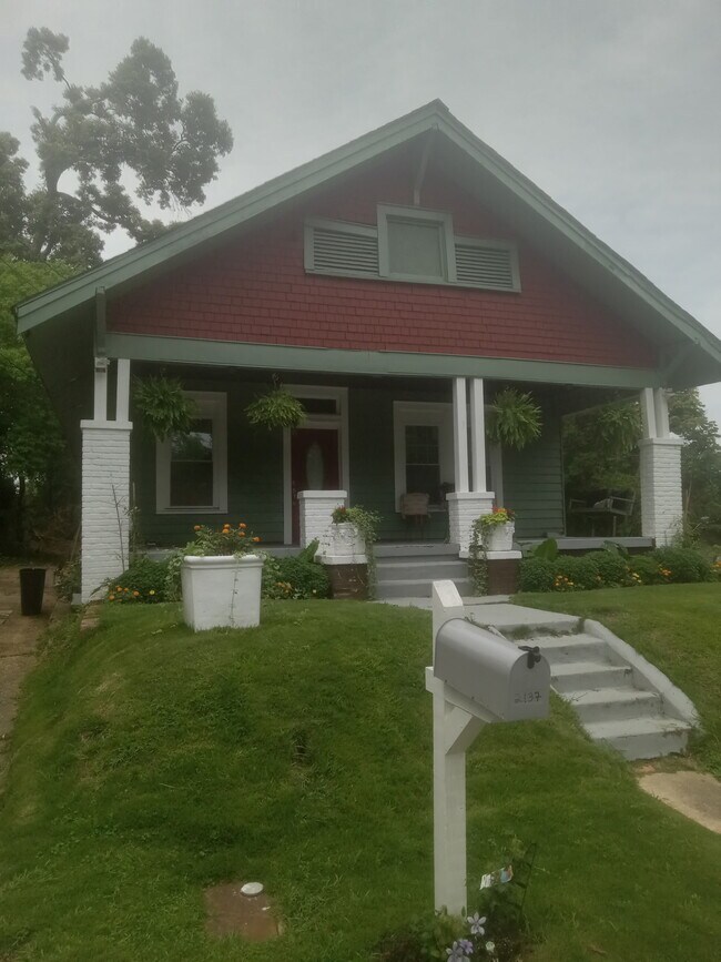 Foto del edificio - 2137 E 2nd St