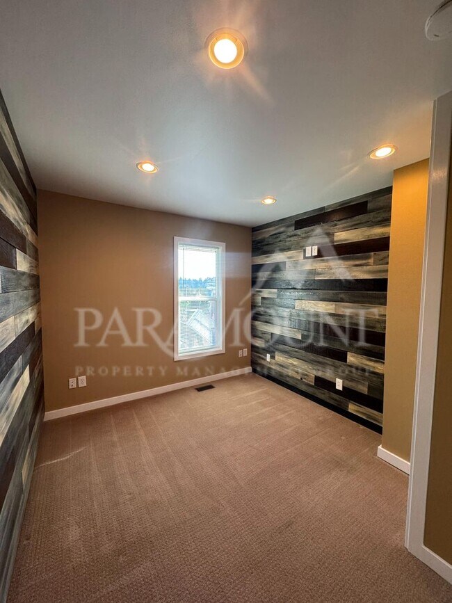 Foto del edificio - Stunning 3-bedroom, 1-bath home with a water view and fantastic amenities!