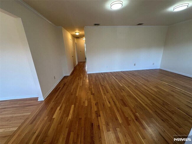 Building Photo - 407 Jane St