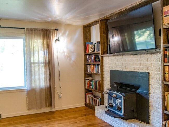 Building Photo - 4 Bedroom Single Family Home on 1 Acre nea...