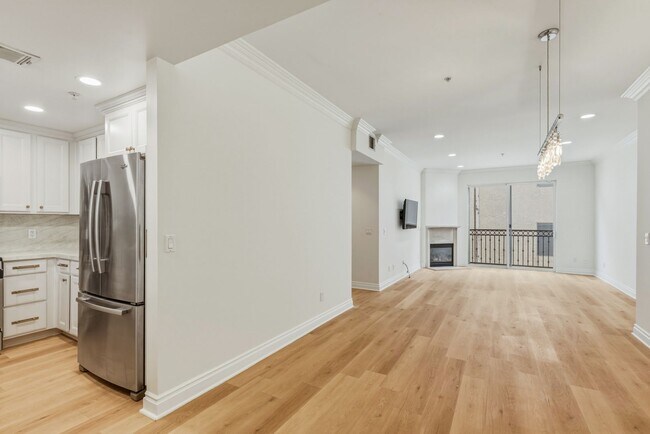 Foto del edificio - Massive Three Bedroom Two Bath Condo Available now!