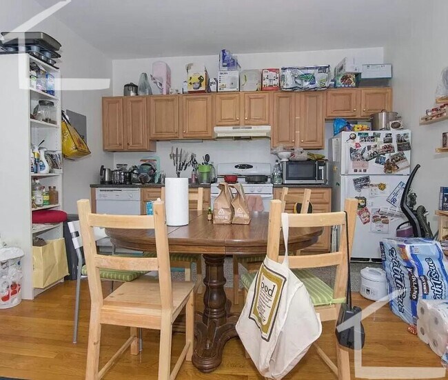 Foto del edificio - Great 4 Bedroom Available 8/1/26