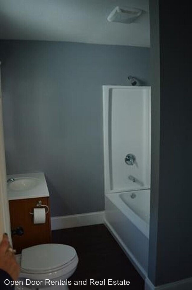 Building Photo - 2 br, 1 bath House - 136 W Cherry St