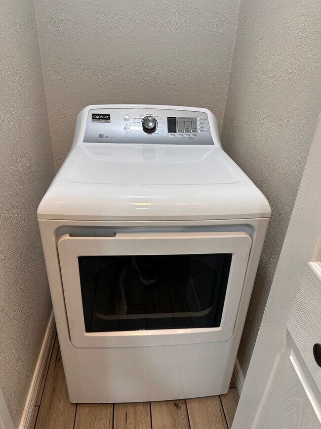 Foto del edificio - Beautiful fully furnished home with many leasing options available! Contact our office for pricin...