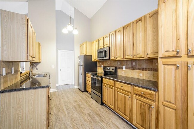 Foto del edificio - 5007 Swallow Dr