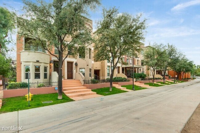 Building Photo - 2 br, 2.5 bath Townhome - 570 W 6th St