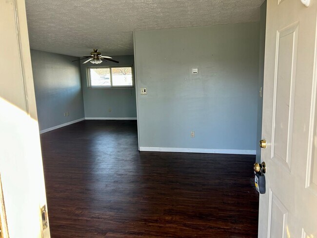 Foto del edificio - 3 bed 1 bath close to shopping, schools, parks and more!