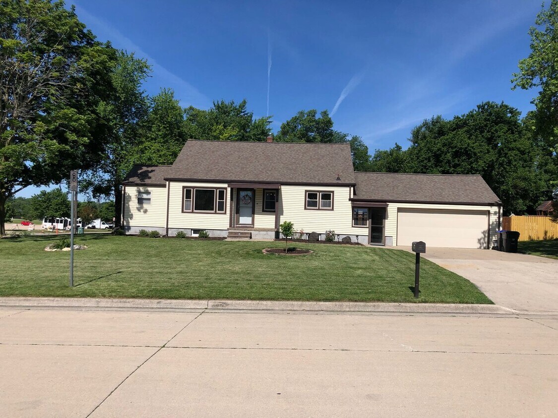 Primary Photo - Beautiful 3 BR 2 bath house with lots of e...