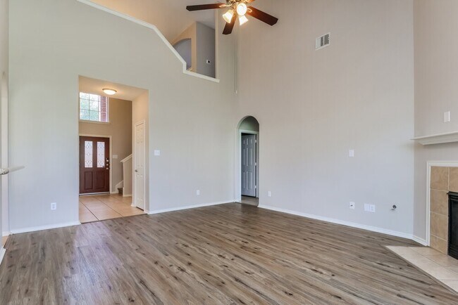 Foto del edificio - 4939 Forest Hurst Dr