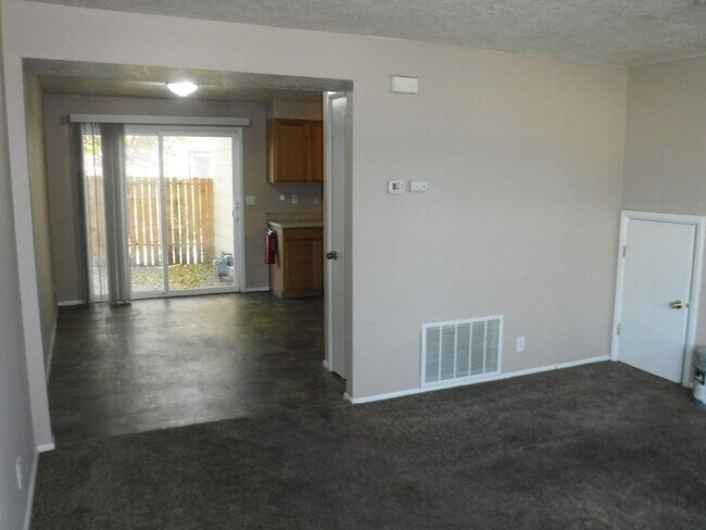 Building Photo - Orchard St Triplex