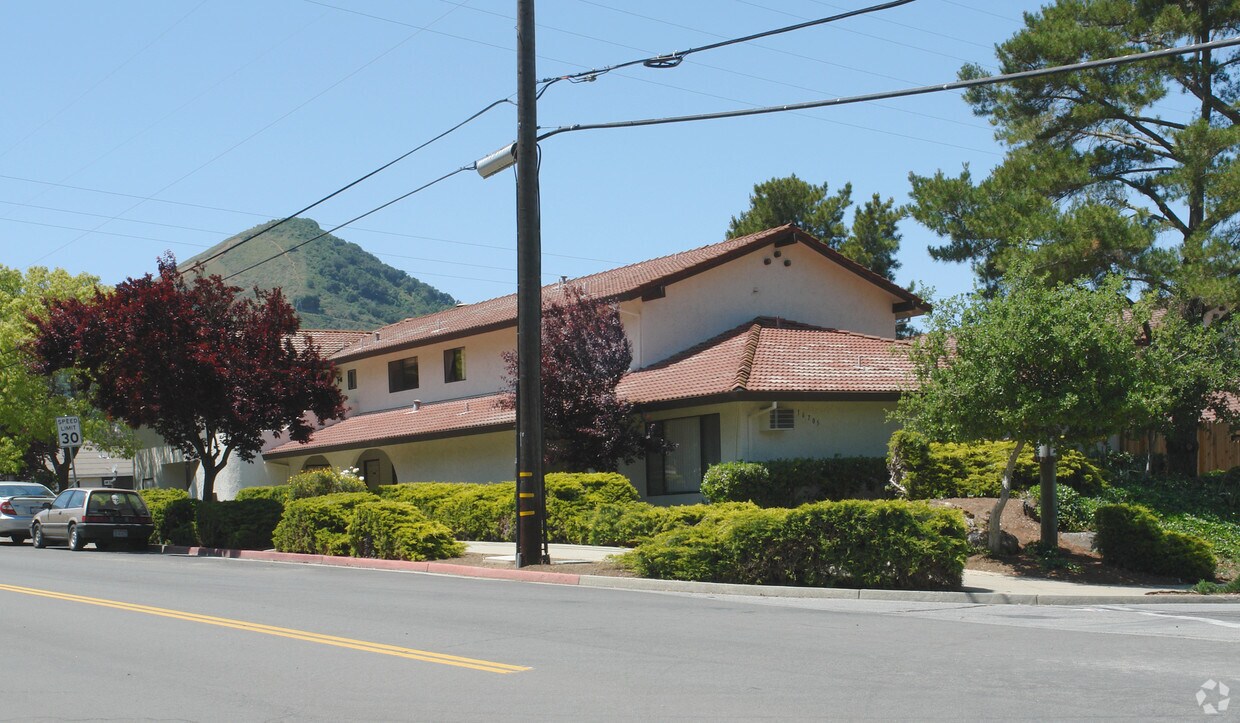 Primary Photo - 16705 Barnell Ave