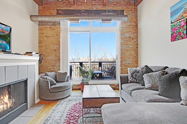 Foto del edificio - 1740 N Maplewood Ave