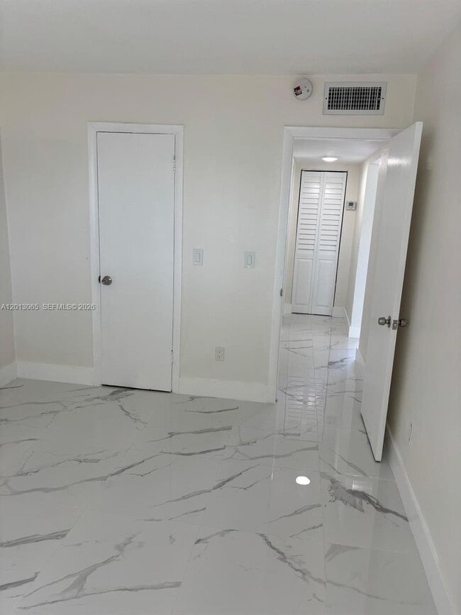 Foto del edificio - 4298 NW S Tamiami Canal Dr