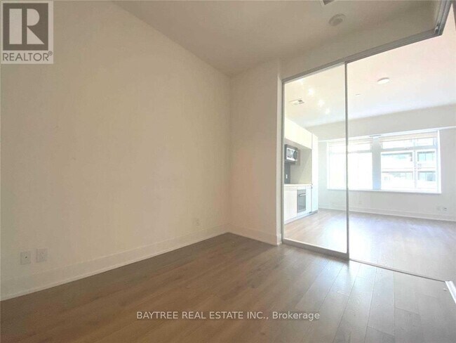 Photo du bâtiment - 111 St Clair Ave W