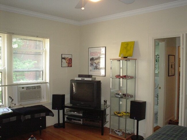 Building Photo - 2328 N Lincoln Park W