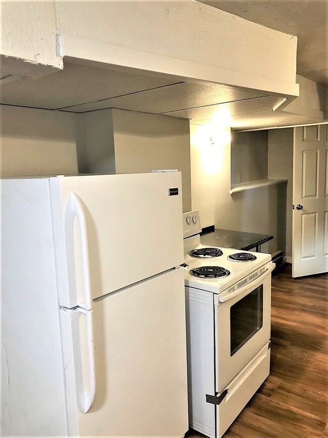 Foto del edificio - Affordable Newly Renovated Basement Apartment In Beautiful University Building!