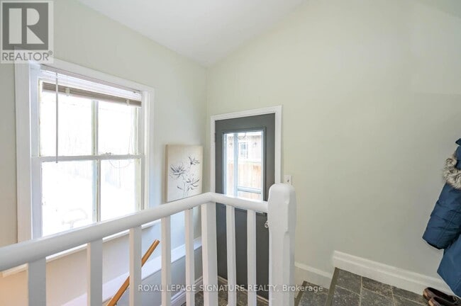 Building Photo - 696 Queens Ave