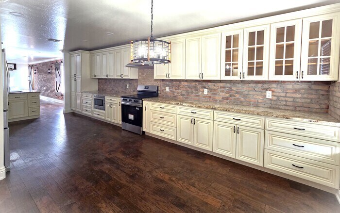 Foto principal - Stunning upgraded 4-bedroom 2-bathroom home