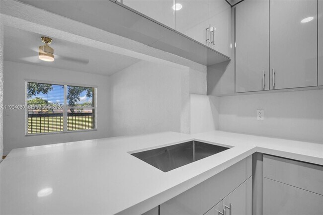 Foto del edificio - 10015 NW 4th St