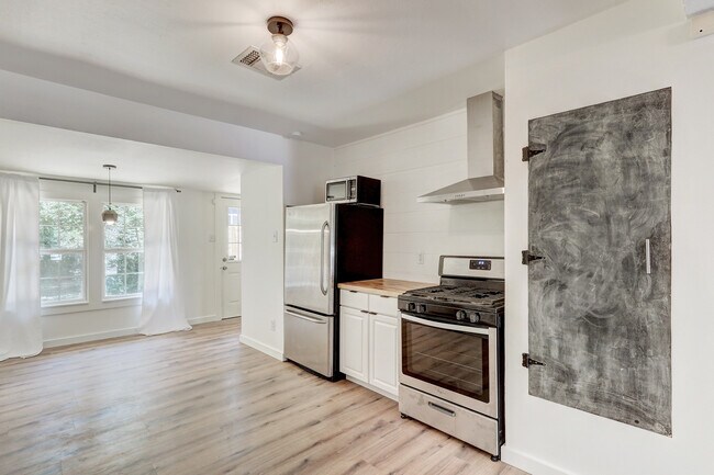 Building Photo - 1137 Mansell Ave