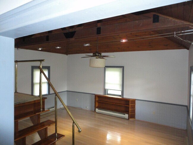 Building Photo - 240 W Oak St