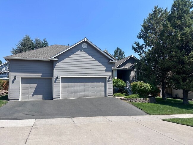 Building Photo - Charming Awbrey Butte Home Available NOW