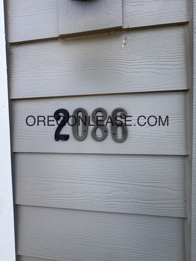 Building Photo - Modern 4-Bedroom Springfield Home with Cus...