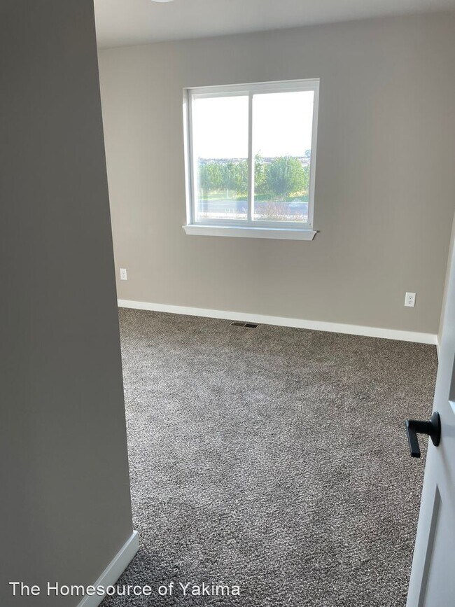 Building Photo - 3 br, 2 bath House - 106 Walnut Street