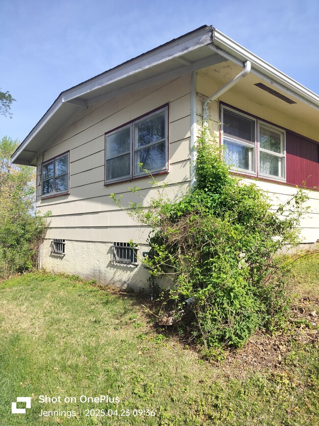 Building Photo - 9013 Dever Dr