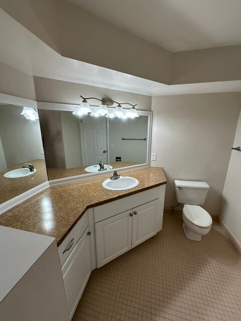 Building Photo - 12 Country Club Dr