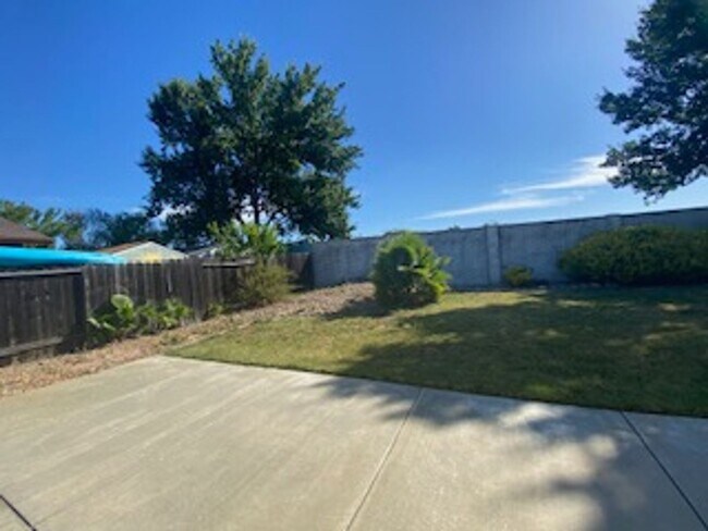 Foto del edificio - Huge semi-private Backyard with Large Patio!