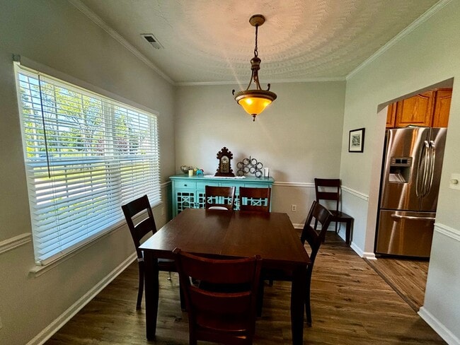 Building Photo - 4 Bedrooms and 3 bath