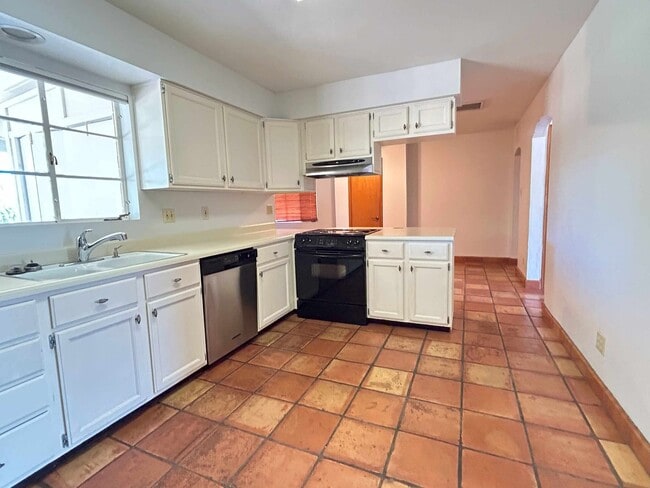 Building Photo - BEAUTIFUL RED BRICK HOME ON A LARGE CUL-DE...