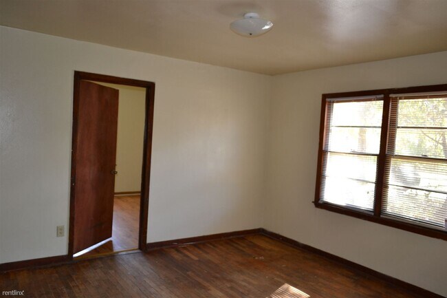 Foto del edificio - 3 br, 1 bath House - 2205 Staunton Dr