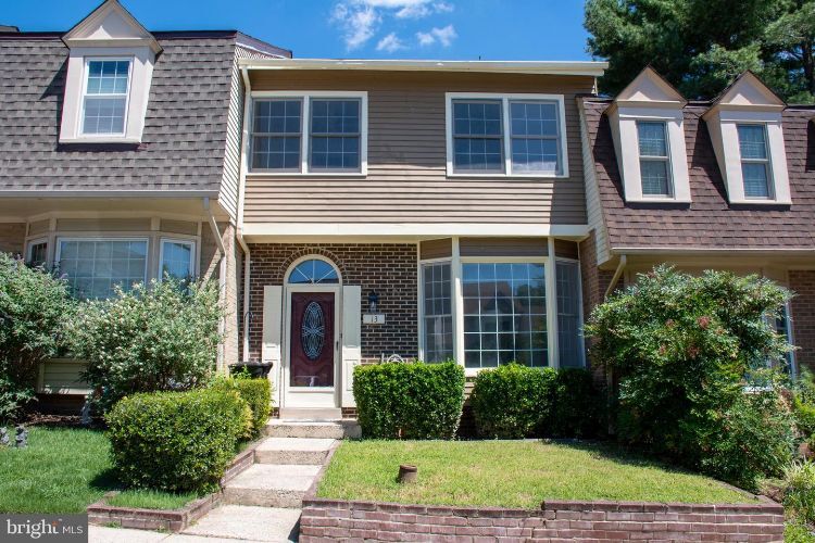 Primary Photo - 13 Hickory Hill Ct