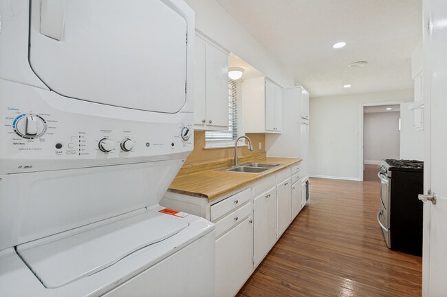 Building Photo - 1818 Highland Dr